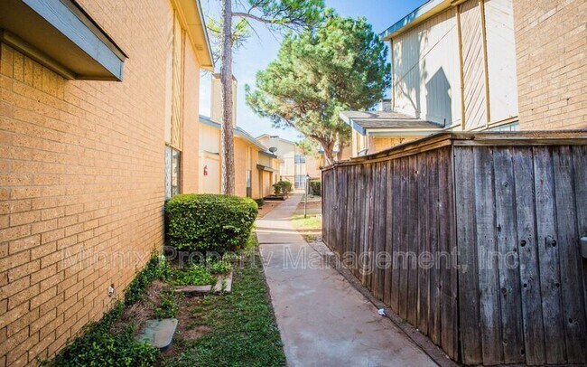 Foto del edificio - 4800 Oakwood Dr