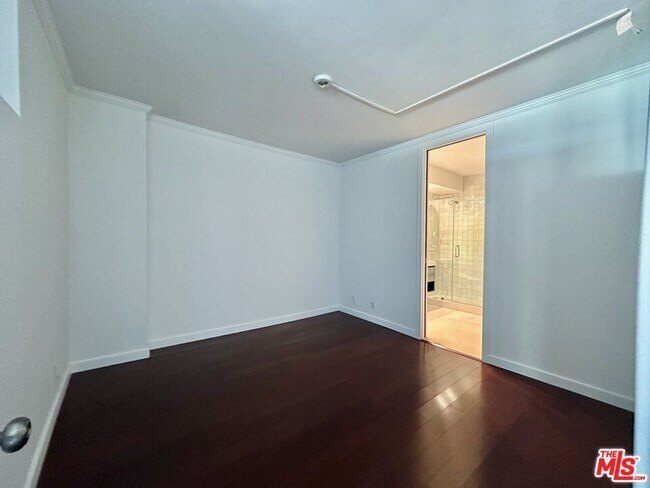 Building Photo - 999 N Doheny Dr
