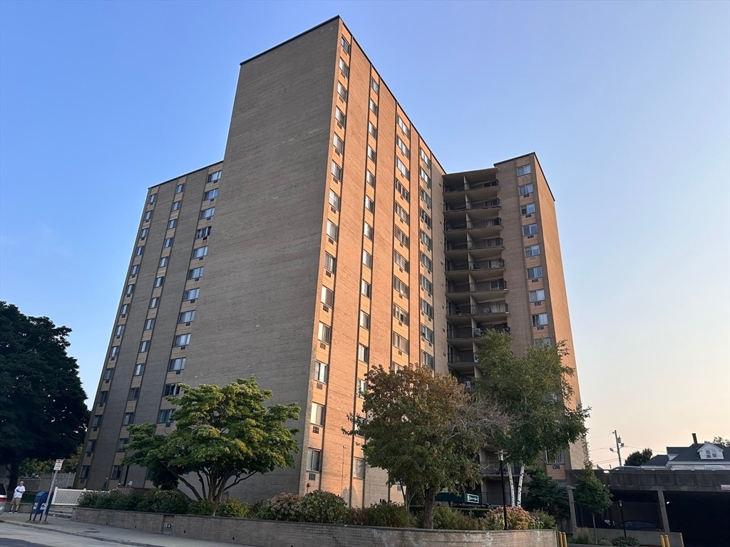 Primary Photo - 1025 Hancock St