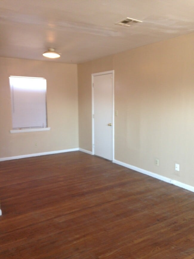 Building Photo - 3 Bedroom  Bath House with 1 Car Garage