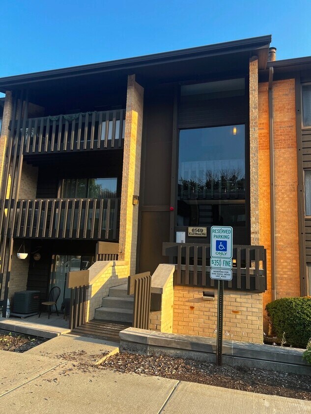 Foto principal - 6149 Knoll Wood Ct