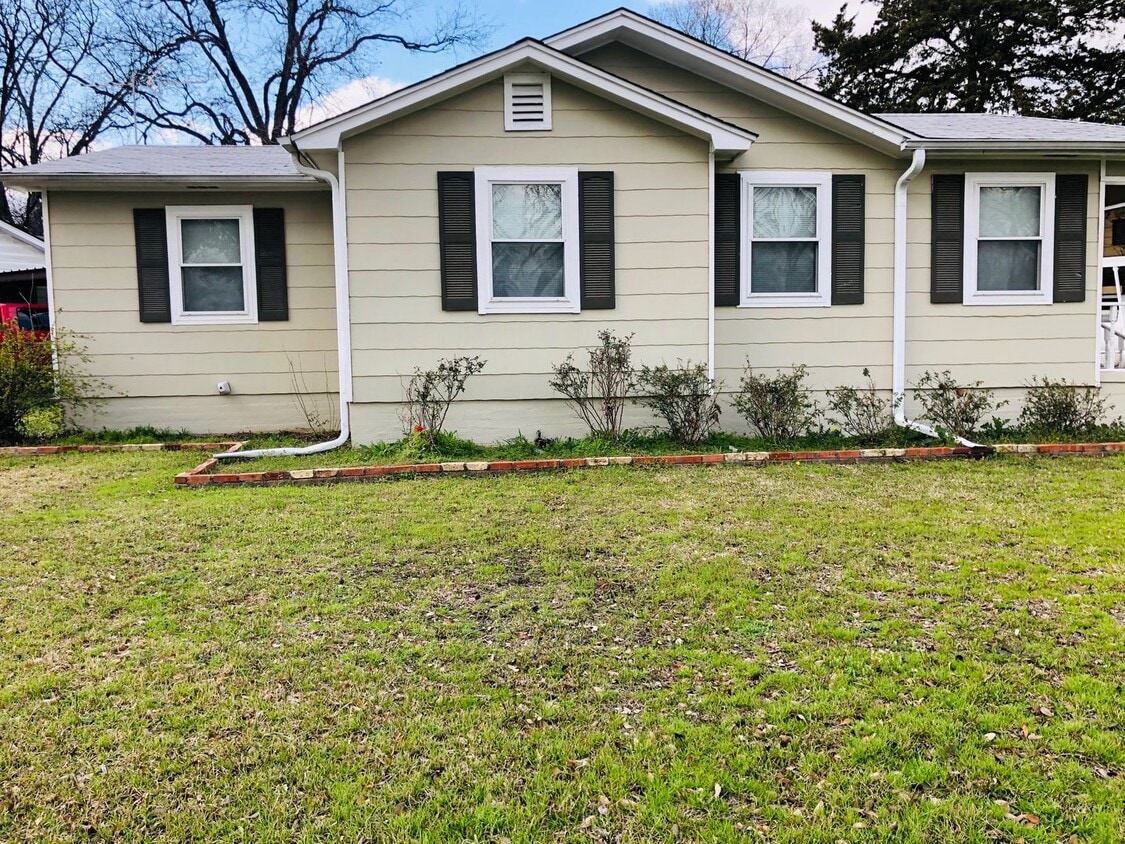 Photo - 1301 Greenbrier Dr., River Oaks