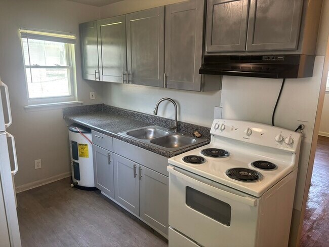 Foto del edificio - 2 Bedroom 1 Bath Home Minutes from Uptown Charlotte