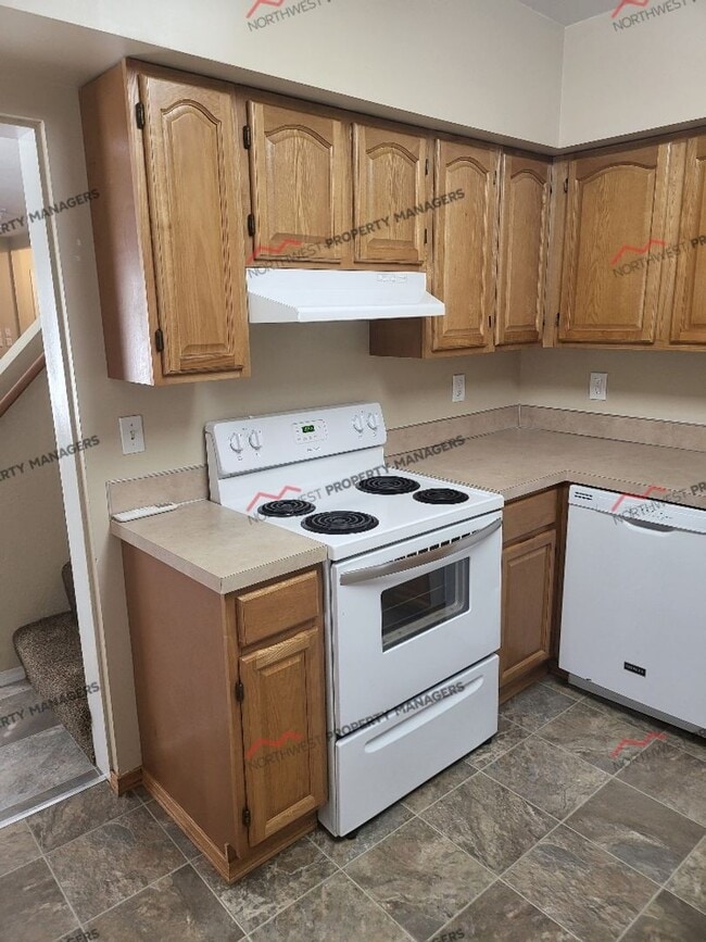 Building Photo - STATUS: *AVAILABLE* | R28 | $1895 + $100 FLAT RATE FOR W/S.*** MOVE IN SPECIAL!!! 1/2 OFF FIRST M...