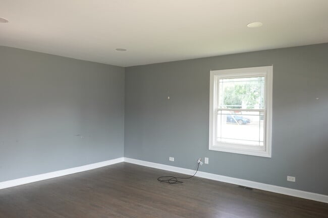 Building Photo - 260 N Slusser St