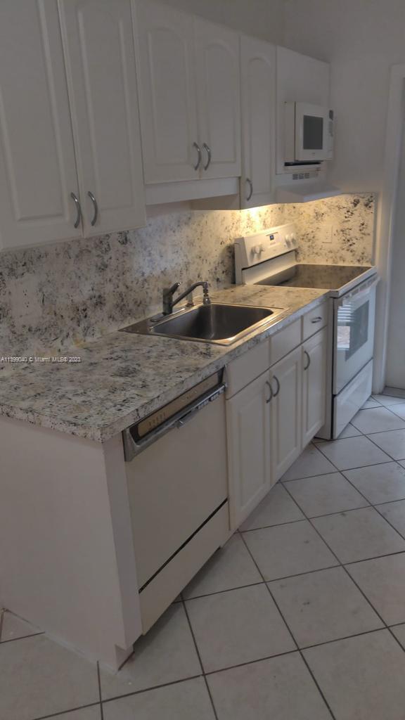 Building Photo - 2737 NE 28th St