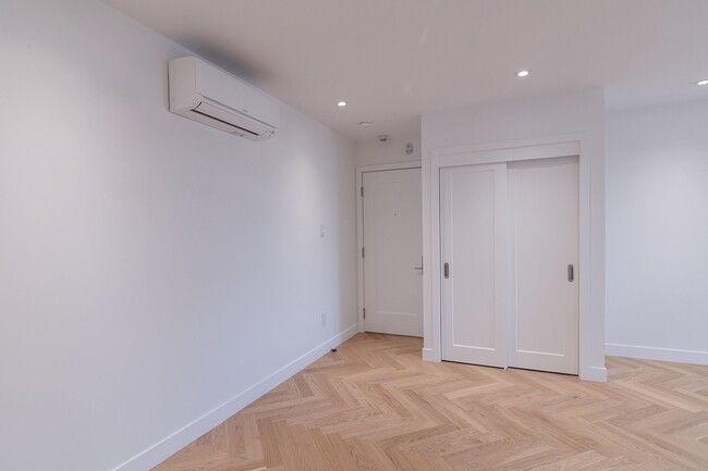 Building Photo - 590 Av. Outremont