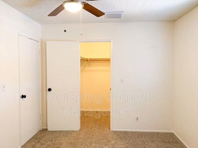 Building Photo - 940 W Graaf Ave