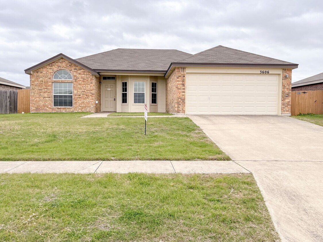 Foto principal - Available NOW!!!! This charming 1 story, 3...