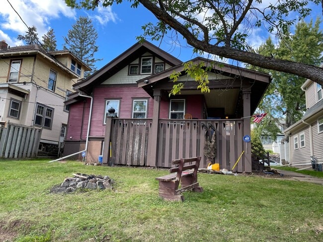 Building Photo - Duluth MN - 6 Bed - 2 Bath - Single Family...