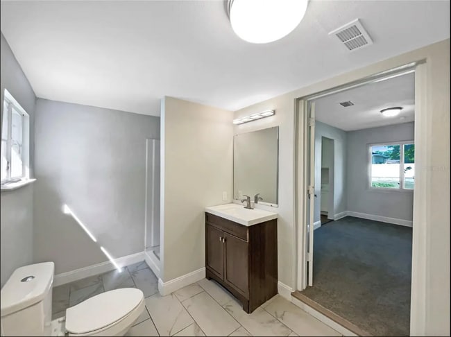 Building Photo - 370 E Waldo St