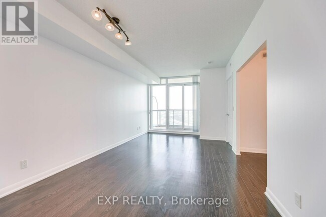 Photo du bâtiment - 215 Sherway Gardens Rd