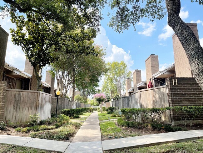 Foto del edificio - 13716 Hollowgreen Dr