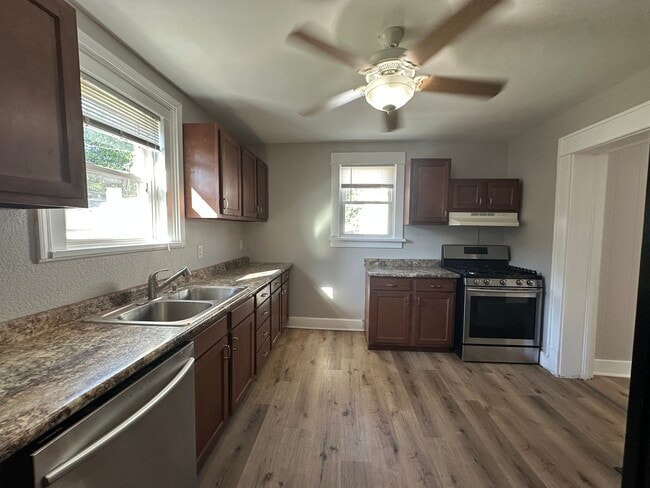 Foto del edificio - 211 W 9th St