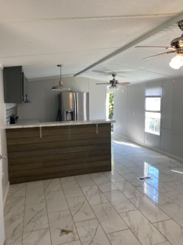 Foto del edificio - 833 Lovell Rd