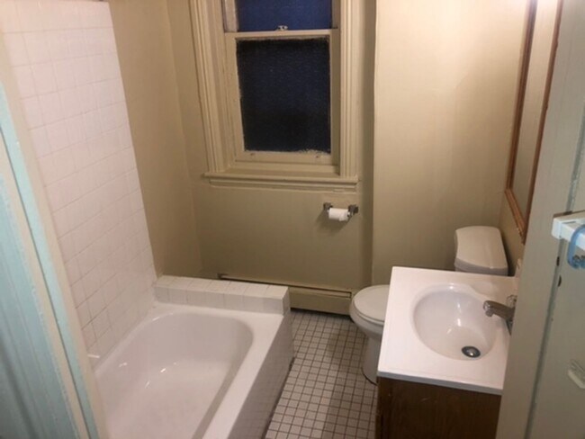 Foto del edificio - Three Bedroom Home Near Carroll Park