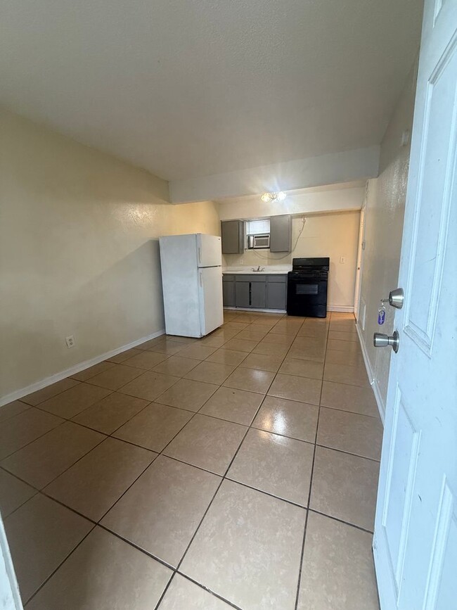 Building Photo - 1601 E Central Texas Expy