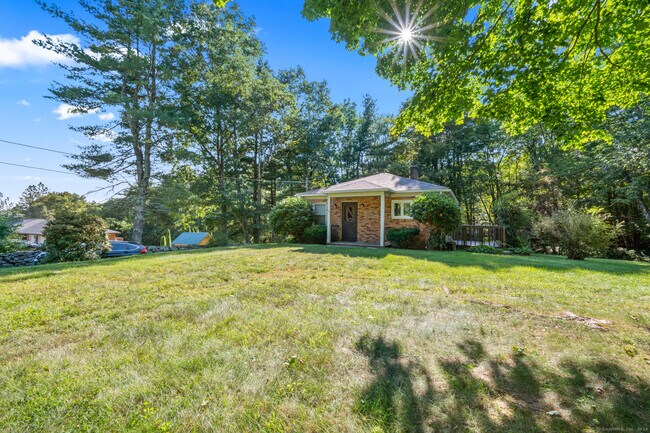 Foto del edificio - 64 Old Monson Rd