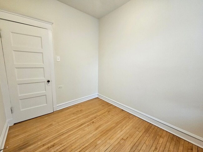 Building Photo - 3800 N Wilton Ave