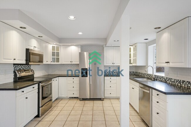 Building Photo - "Charming 3-Bedroom Bellevue Retreat: Cozy Comfort & Ideal Location!"
