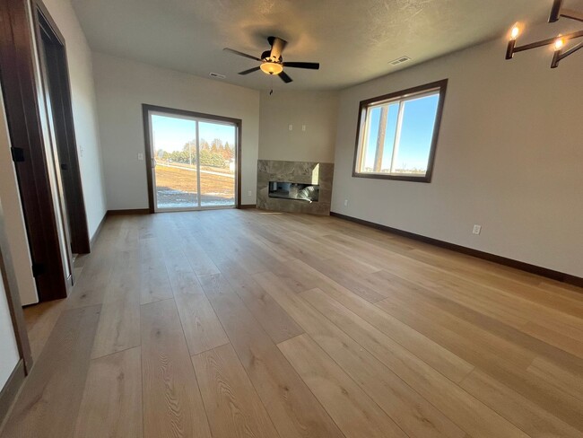 Building Photo - Newly Built 4 Bed/2.5 Bath Townhome in Aspen Ridge!