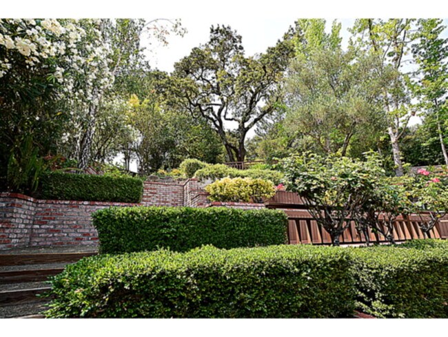Building Photo - 1152 McClelland Dr
