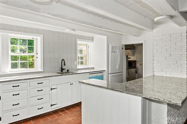 Building Photo - 2041 Raritan Rd