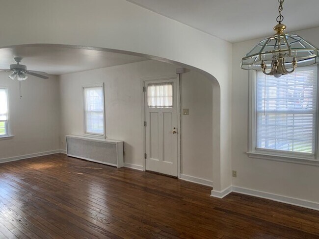Building Photo - Newly Renovated 3 bedroom, 2.5 bath home