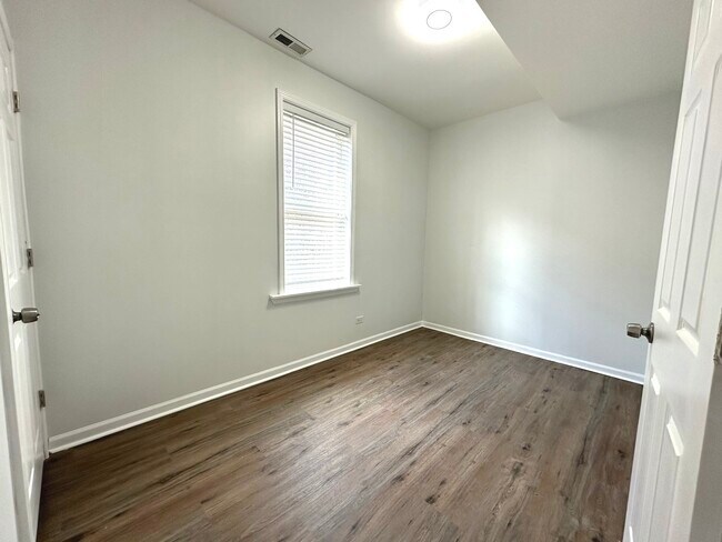 Building Photo - 3052 W 44th St
