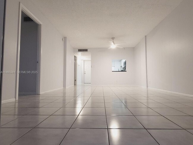 Building Photo - 120 Royal Pk Dr