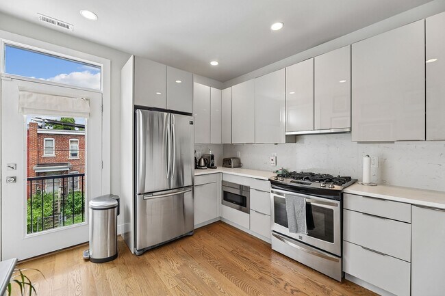 Building Photo - Gorgeous Upper Level 2BR/2.5BTH Condo with Rooftop Deck and Reserved Parking!