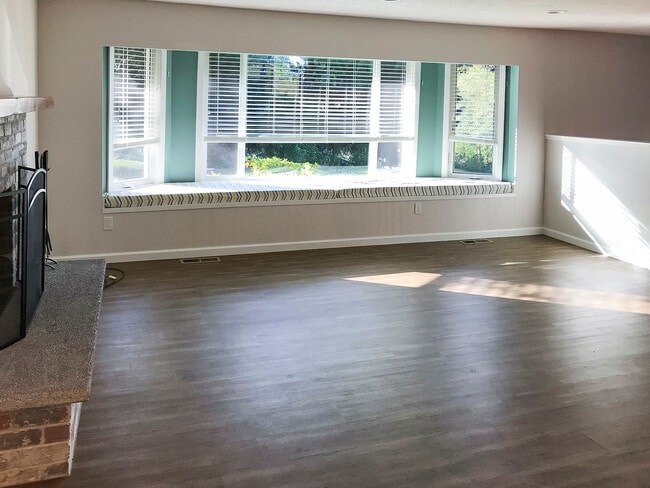 family room - 913 NE Lakewood Dr