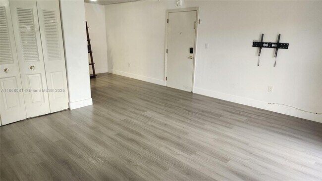 Building Photo - 7231 Miami Lakes Dr