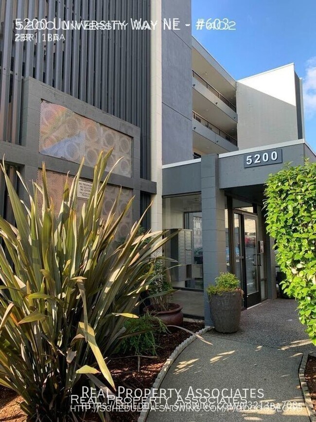 Building Photo - ***VIEW VIEW VIEW***Top Floor - Remodeled ...
