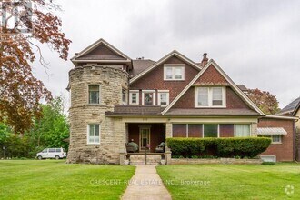 Building Photo - 180-180 Queens Dr