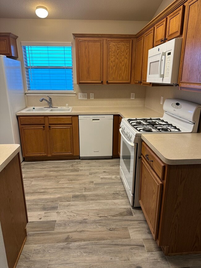 Kitchen - 4910 Kalithea Ct