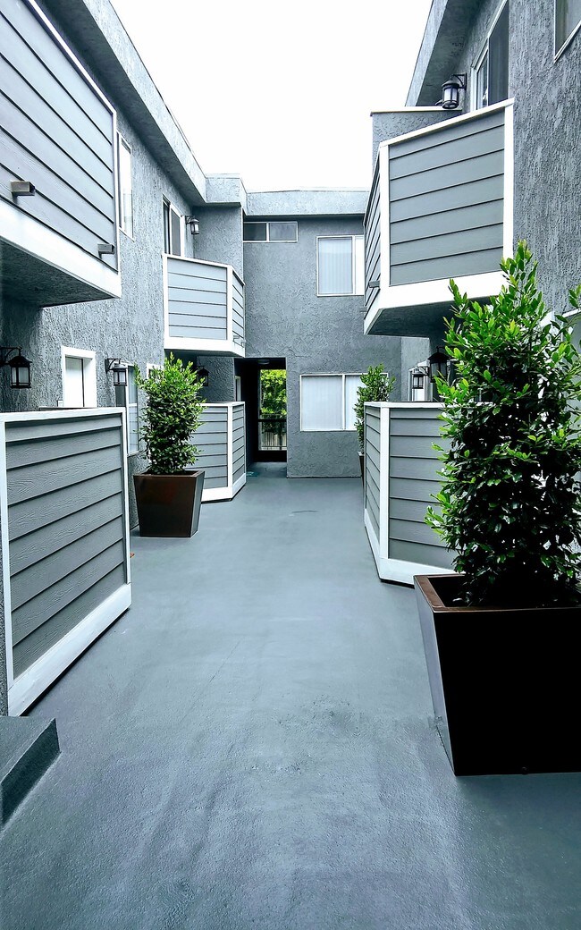 Foto del edificio - KBC Burbank