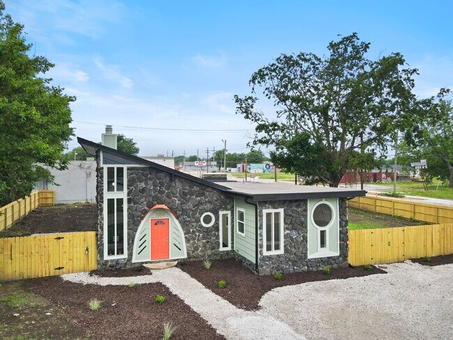 Building Photo - Stunning Tulsa Gem! 3 Bed 2 Bath
