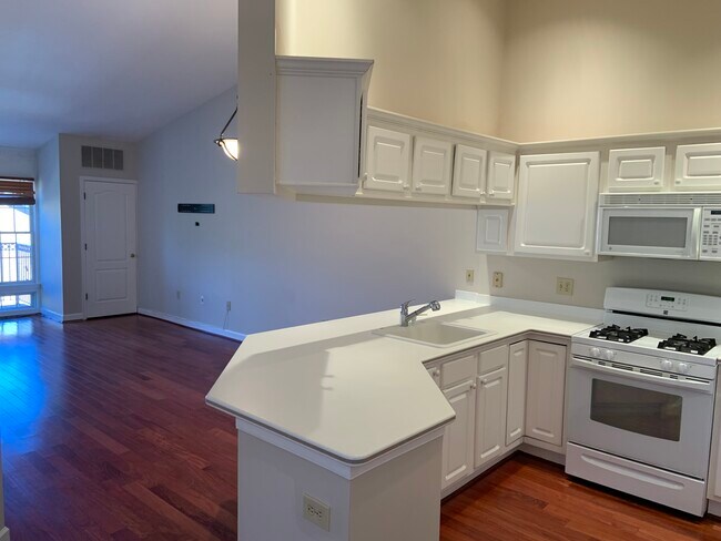 Building Photo - 6932 Fairfax Dr