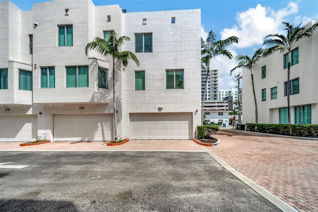 Building Photo - 2150 Van Buren St