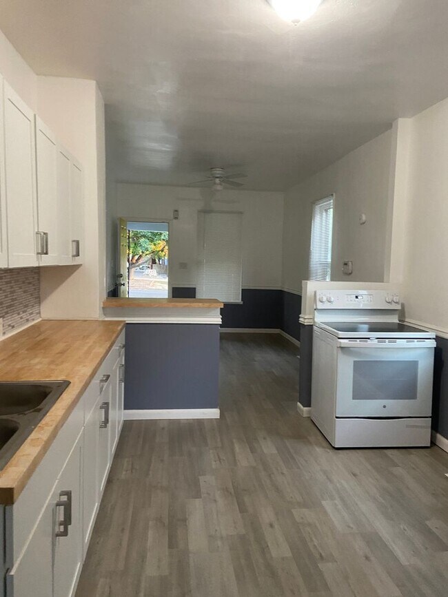 Foto del edificio - CUTE 2 BEDROOM/1 BATH HOME IN PUEBLO