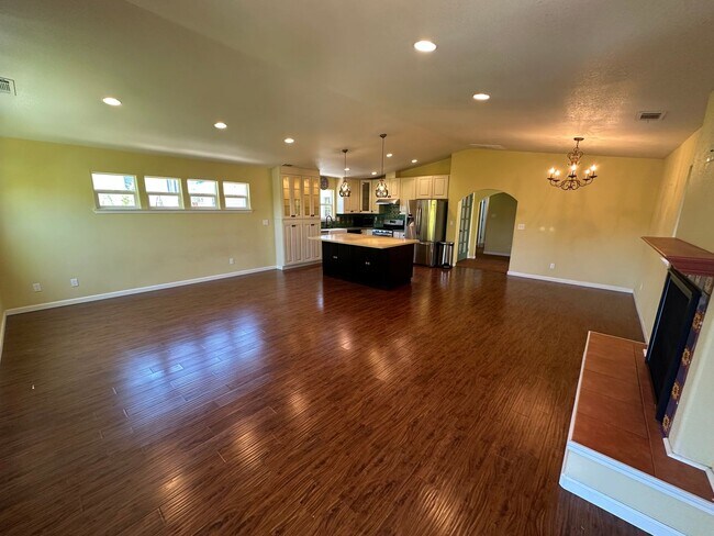 Building Photo - Gorgeous 4 Bed 2.5 Bath, single family hom...