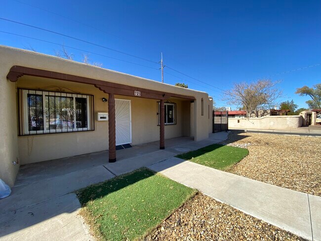 Building Photo - 725 Madeira Dr NE