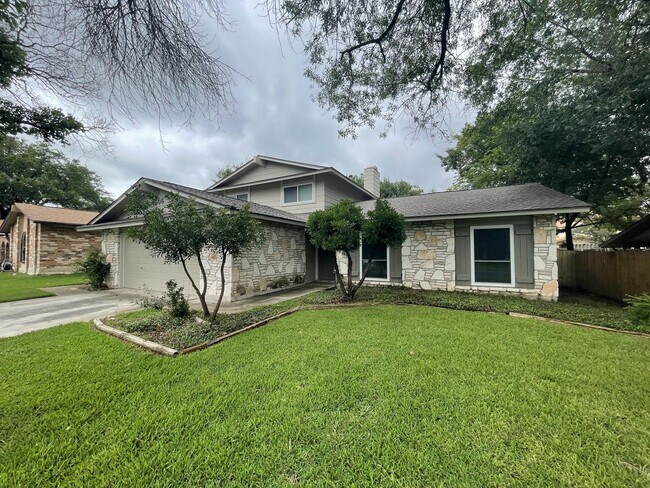 Building Photo - SPACIOUS 3 BEDROOM FEATURING 2 LIVING AREA...