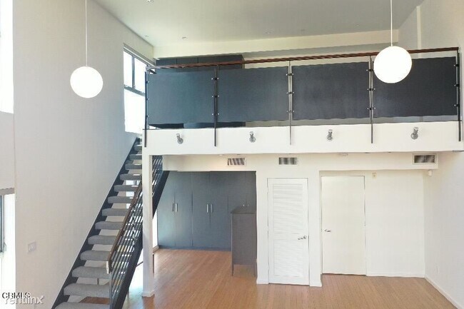 Building Photo - 1 br, 1 bath Condo - 7062 Hawthorn Ave Apt...