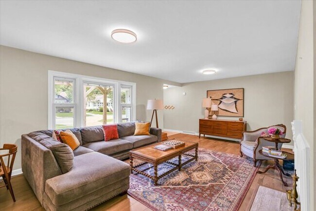 Building Photo - Renovated Ranch home in Champaign - AVAILA...