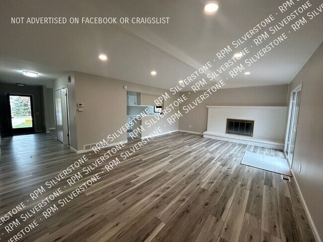 Building Photo - 39247 Iris Ct