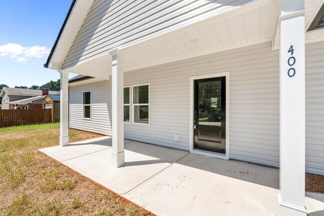 Foto del edificio - 400 Henson Cir