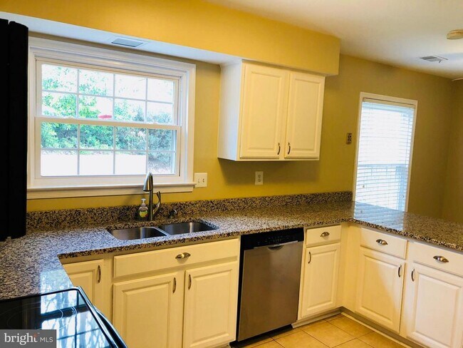 Foto del edificio - 15860 Montview Dr