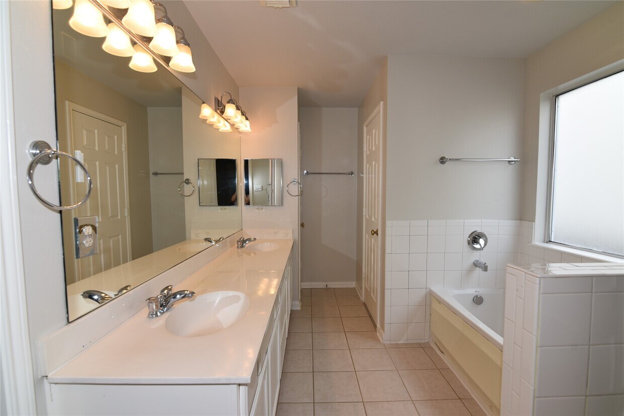Foto principal - 6807 Turtlewood Dr